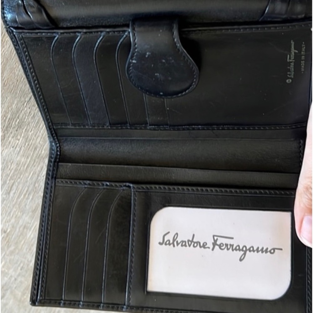 Beautiful Salvatore Ferragamo black leather short wallet - Picture 3 of 4